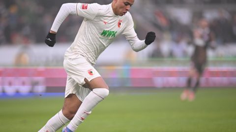 Noah-Kai Banks Cedera Ligamen, Augsburg Kehilangan Bek Muda Andalannya hingga Tiga Bulan